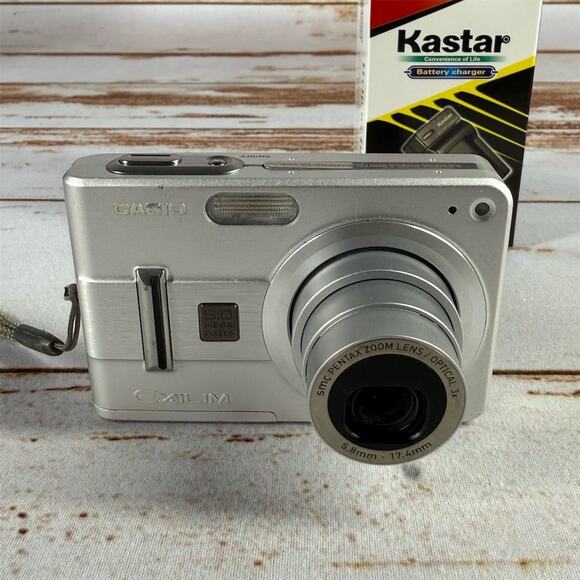 Casio EXILIM EX-Z57 5.0MP Digital Camera Silver Compact Design - Picture 2 of 9
